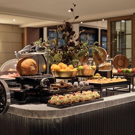 Hilton Melbourne Little Queen Street Экстерьер фото A buffet at a hotel