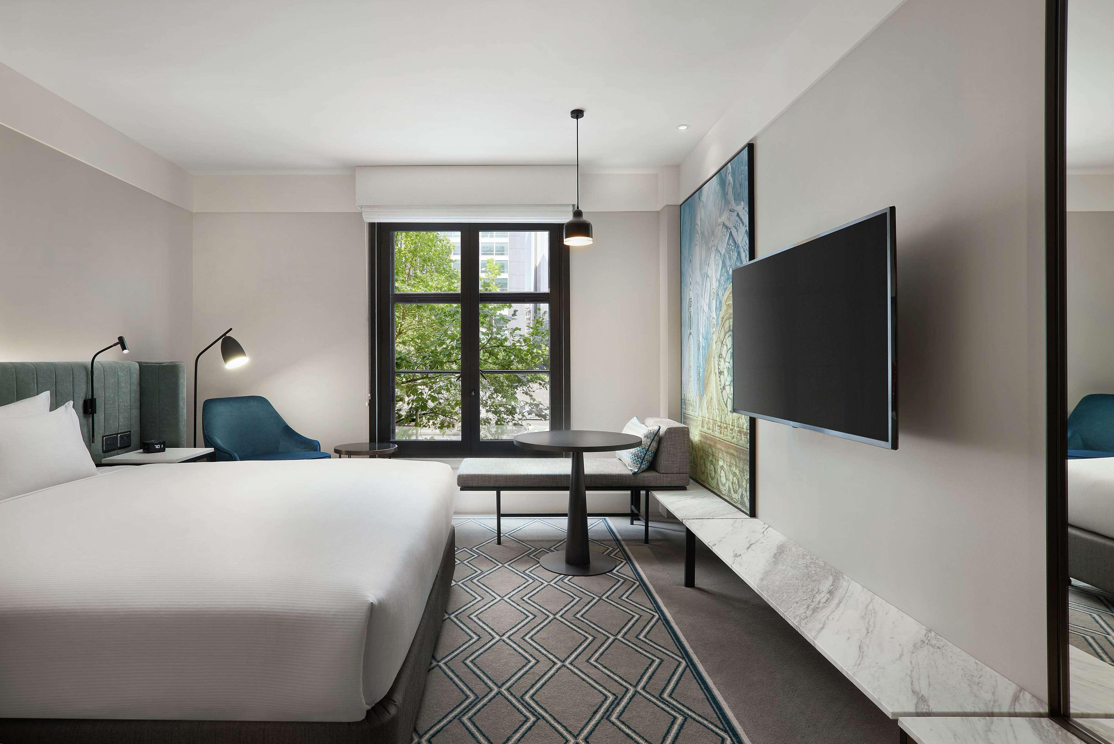 Hilton Melbourne Little Queen Street Экстерьер фото A guest room at the hotel