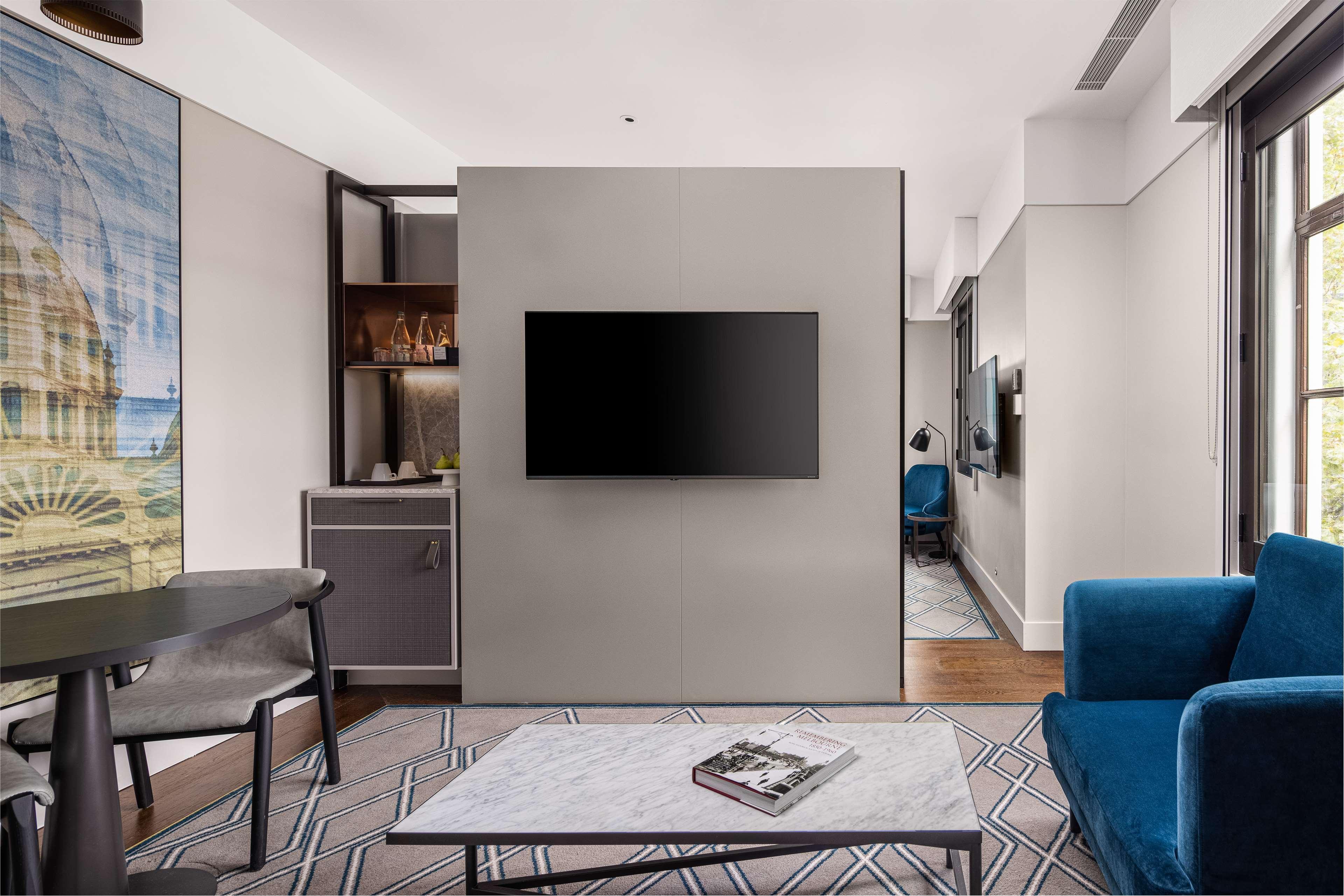 Hilton Melbourne Little Queen Street Экстерьер фото A suite at the hotel