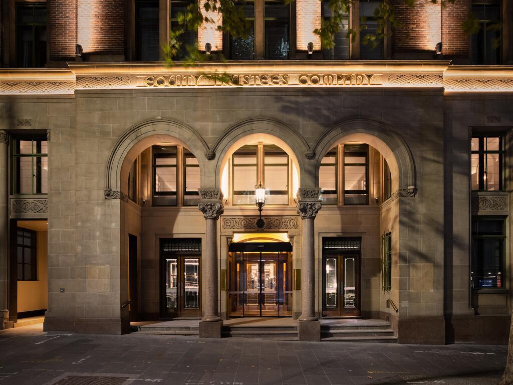 Hilton Melbourne Little Queen Street Экстерьер фото The entrance to the hotel