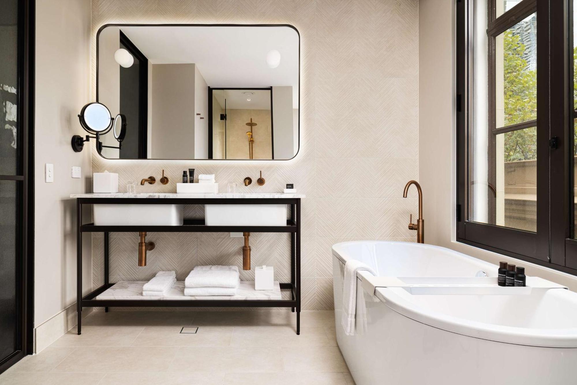 Hilton Melbourne Little Queen Street Экстерьер фото Bathroom