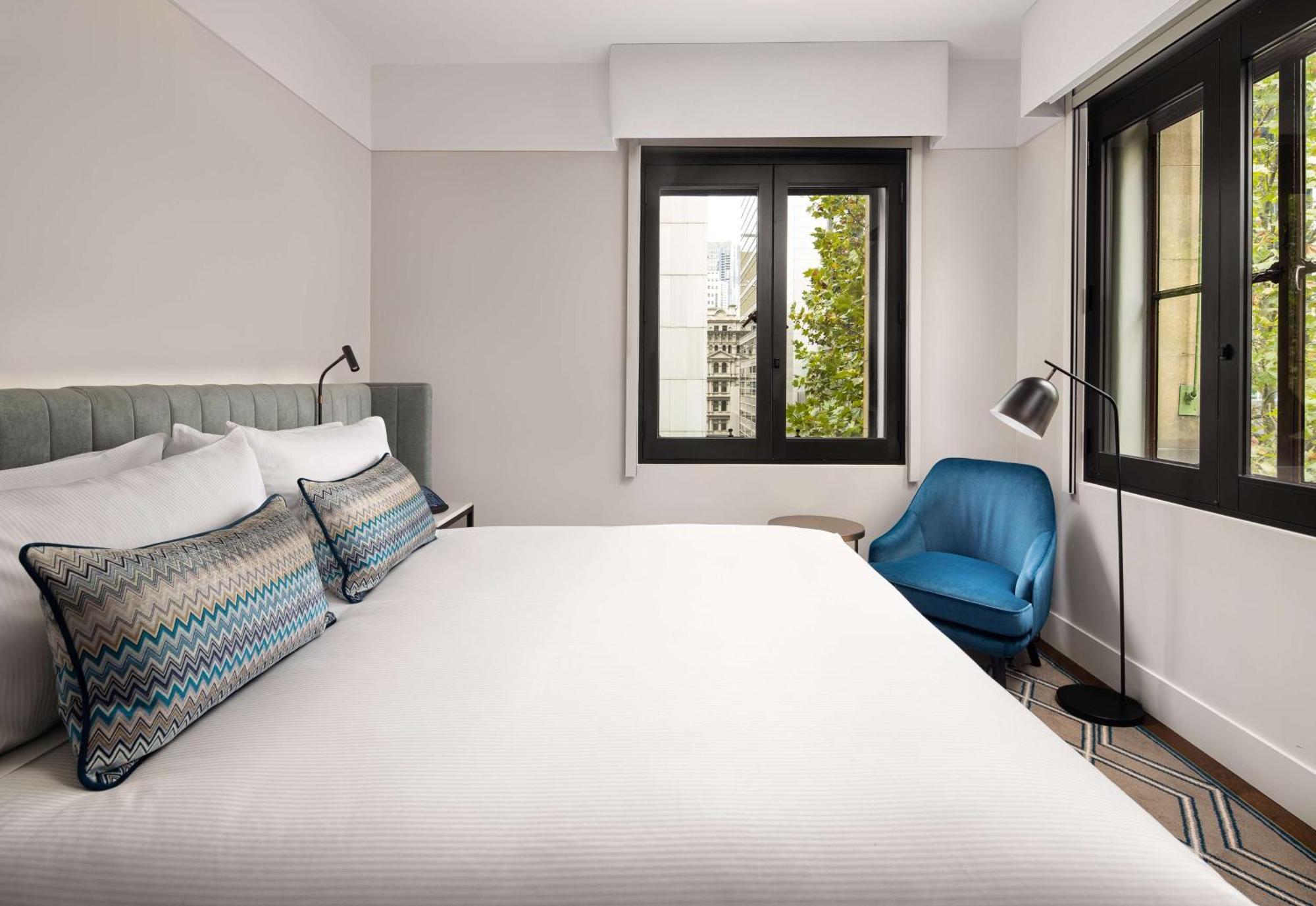 Hilton Melbourne Little Queen Street Экстерьер фото A bedroom at the hotel