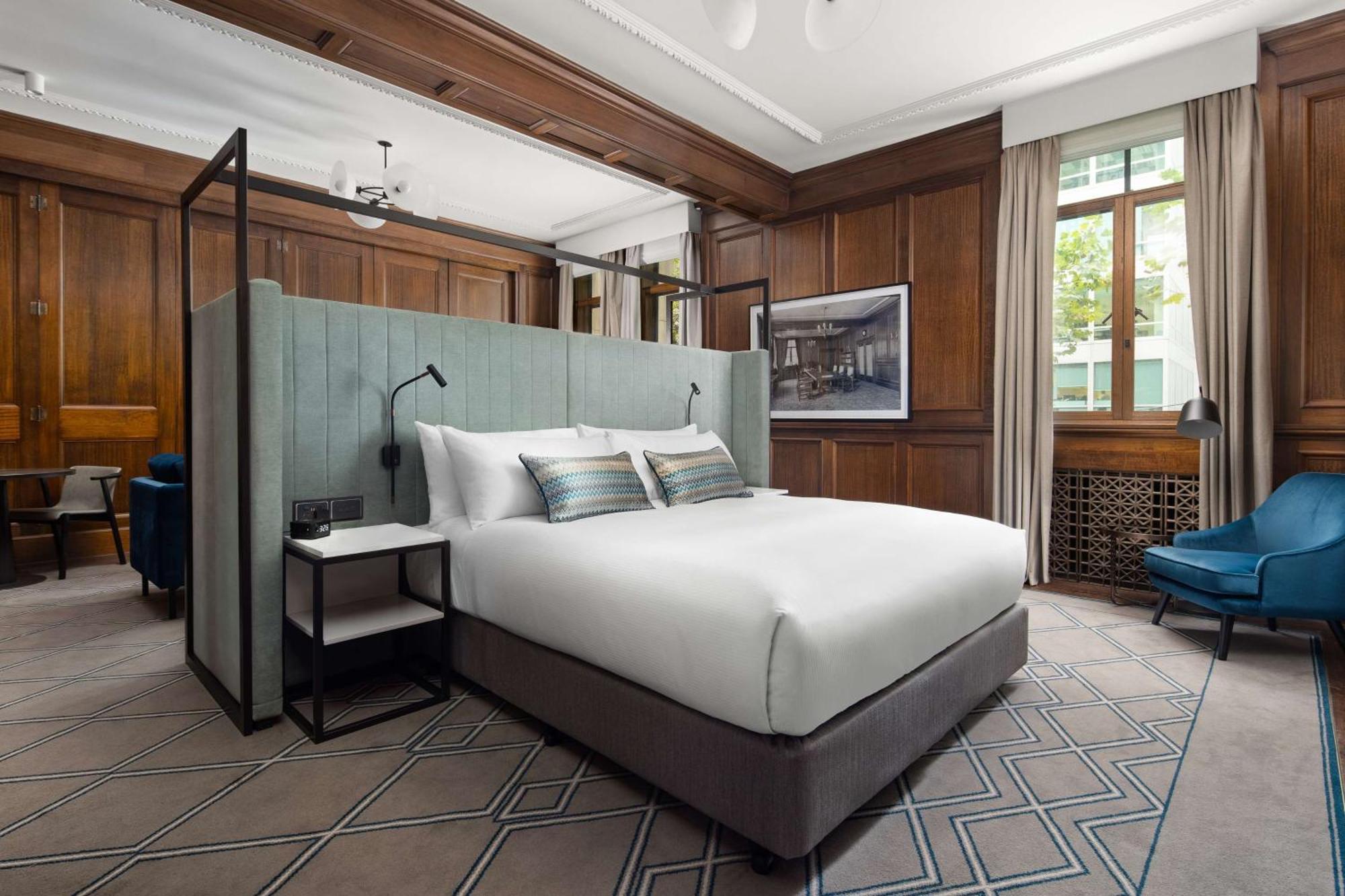 Hilton Melbourne Little Queen Street Экстерьер фото A bedroom at the hotel