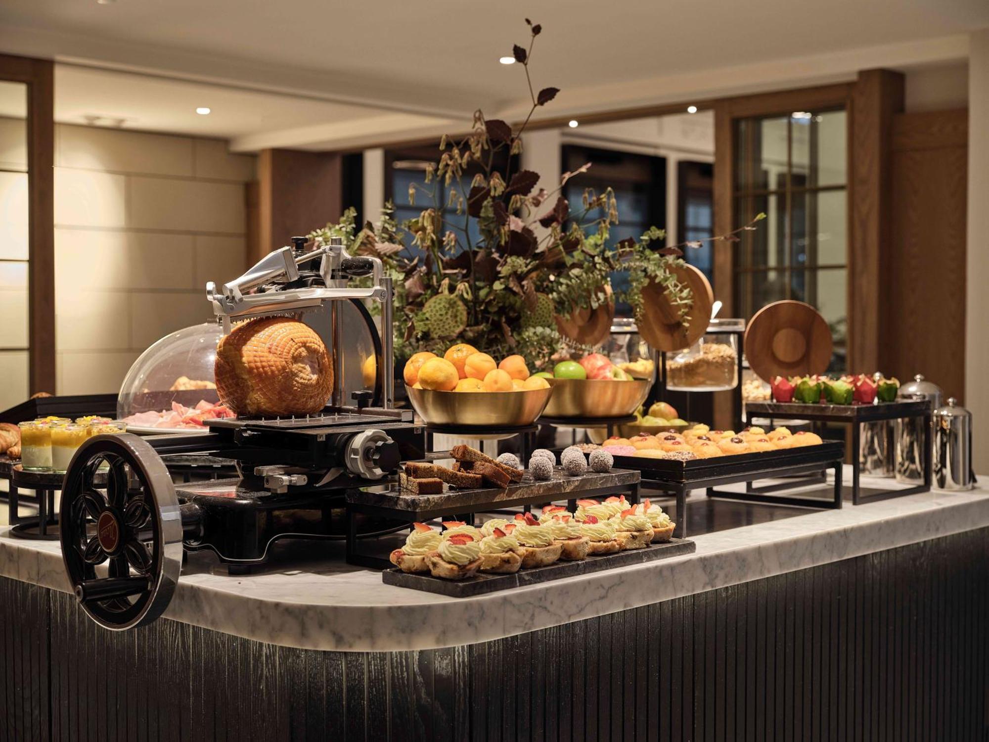 Hilton Melbourne Little Queen Street Экстерьер фото A buffet at a hotel