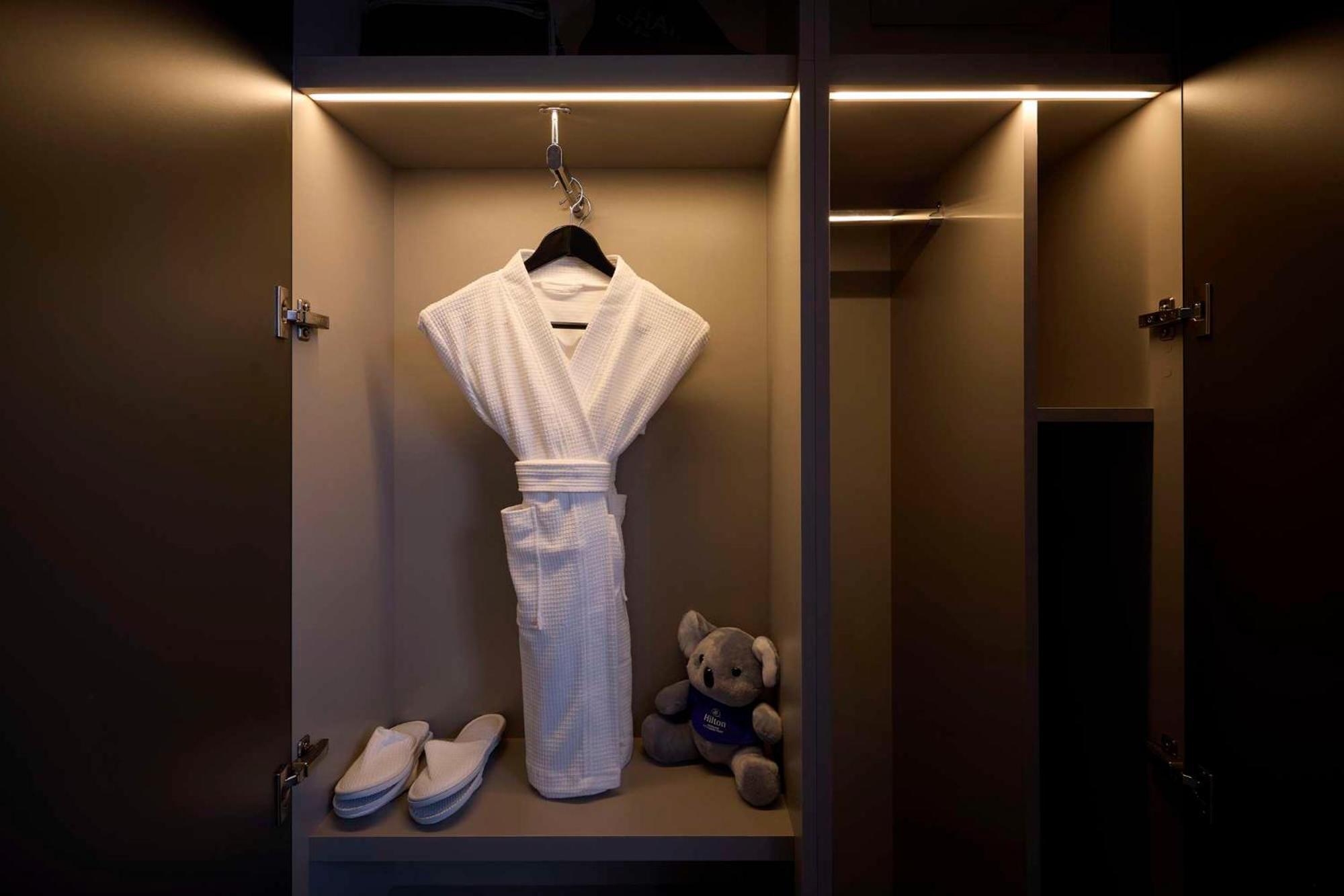 Hilton Melbourne Little Queen Street Экстерьер фото A bathrobe in a hotel room